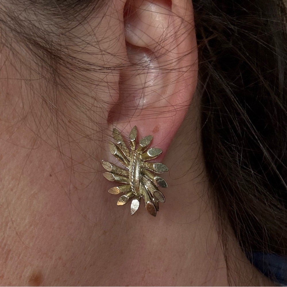 Vintage Coro 1960s Gold Tone Clip On Earrings - Picture 5 of 6